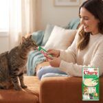 Gato comiendo Churu Puré atún con pollo