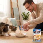 Gato comiendo Churu Stew pollo con atún