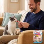 Gato comiendo Churu Puré variedad atún con marisco