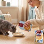 Gato comiendo Churu Broth pollo con atún