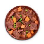 Así es el Real Food Estofado de Ternera para Perros de Alpha Spirit servido en el plato