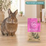 Conejo enano junto a Bunny Nature Botanicals Mid Mix Llantén y Pétalos de Rosa 120 g