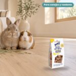Conejo enano y cobaya junto a Bunny Nature Crunchy Cracker Plátano Galletas para Conejos y Roedores Pack 6x50 g