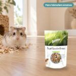Hámster enano junto a Bunny Nature DwarfHamsterDream Expert Alimento Completo para Hámsters Enanos 500 g