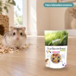 Hámster enano junto a Bunny Nature DwarfHamsterDream Expert Flower Alimento para Hámsters Enanos 500 g