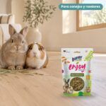 Conejo enano y cobaya junto a Bunny Nature Enjoy Nature FreshGreen de Algovia Pack 6x100 g
