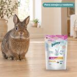 Conejo enano junto a Bunny Nature Health AntiHairball Cracker Contra Bolas de Pelo para Conejos Pack 5x100 g
