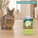 Conejo enano junto a Bunny Nature Heno FreshGrass con Rosa Mosqueta para Conejos y Roedores 500 g