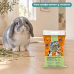 Conejo enano junto a Bunny Nature Heno FreshGrass con Zanahoria para Conejos y Roedores 500 g
