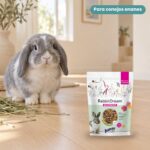 Conejo enano junto a Bunny Nature RabbitDream Special Edition Blossoms Pienso con Flores para Conejos 1,5 kg
