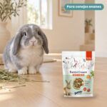 Conejo enano junto a Bunny Nature RabbitDream Special Edition Vegetables Pienso con Verduras para Conejos 1,5 kg