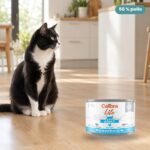 Gato junto a Calibra Cat Life Adult Pollo para Gatos en Lata Pack 6x200 g