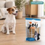 Perro junto a Calibra Joy Classic Sandwich de Pescado y Pollo Snack para Perros 250 g