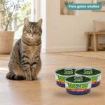 Gato junto a Farmina N&D Prime Pollo y Granada Comida Húmeda para Gatos