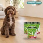 Perro junto a Farmina N&D Prime Pollo y Granada Comida Húmeda para Perros