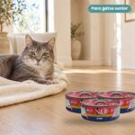 Gato senior junto a Farmina N&D Quinoa Cordero Comida Húmeda para Gatos Senior