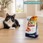 Gato junto a Farmina N&D Tropical Selection Cordero y Frutas Tropicales Pienso para Gatos Esterilizados
