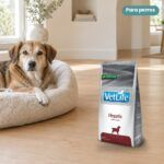 Perro junto a Farmina Vet Life Hepatic Pienso para Perros