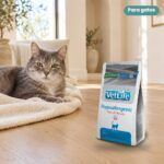 Gato junto a Farmina Vet Life Hypoallergenic Cerdo y Patata Pienso para Gatos