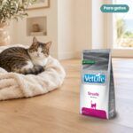 Gato junto a Farmina Vet Life Struvite Pienso para Gatos
