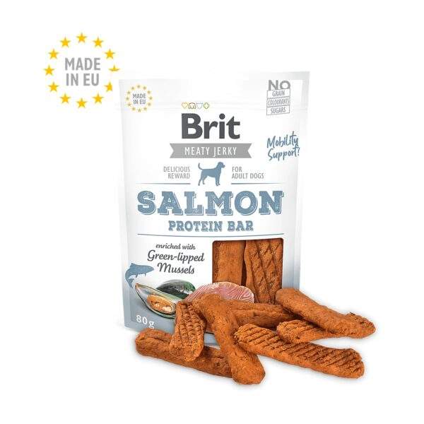 Bolsa de 80 g del snack Brit Jerky barrita de salmón para perros junto a las barritas de carne seca