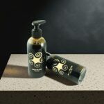 Dos botellas de Aceite de Atún Lenda sobre encimera de piedra