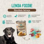 Perro labrador negro junto a una lata de guiso Lenda Foodie Estofado Salvaje