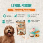 Perro de pelo rizado junto a una lata de guiso Lenda Foodie Meloso de Lechón