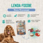 Perro cocker junto a una lata de guiso Lenda Foodie Pavo Provenzal