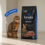 Gato junto al saco de pienso Lenda Grain Free Light Low Fat