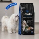 Perro maltés junto al saco de Lenda Grain Free Mini Pescado y Krill