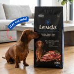 Perro teckel junto al saco de Lenda Grain Free Monoproteico Cerdo