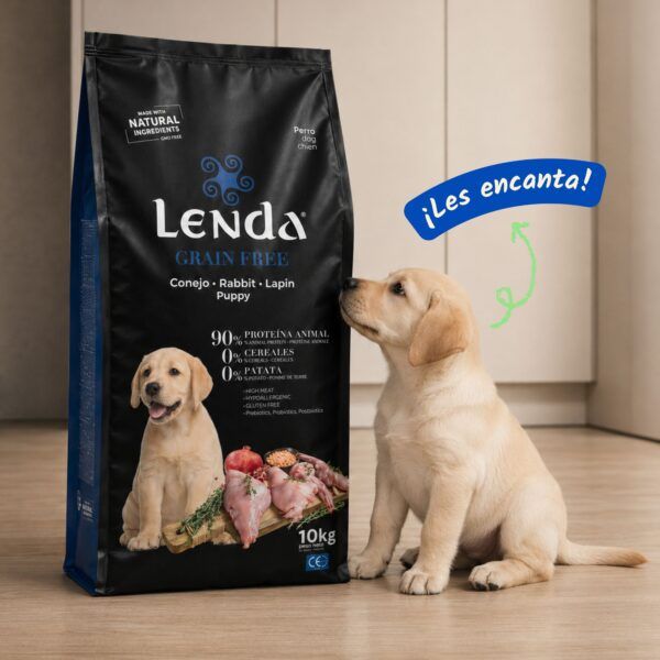 Cachorro de labrador junto al saco de Lenda Grain Free Puppy