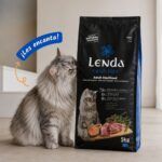 Gato junto al saco de pienso Lenda Grain Free Sterilized