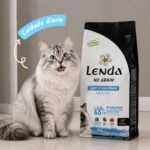 Gato junto al saco de pienso Lenda Light & Sterilized