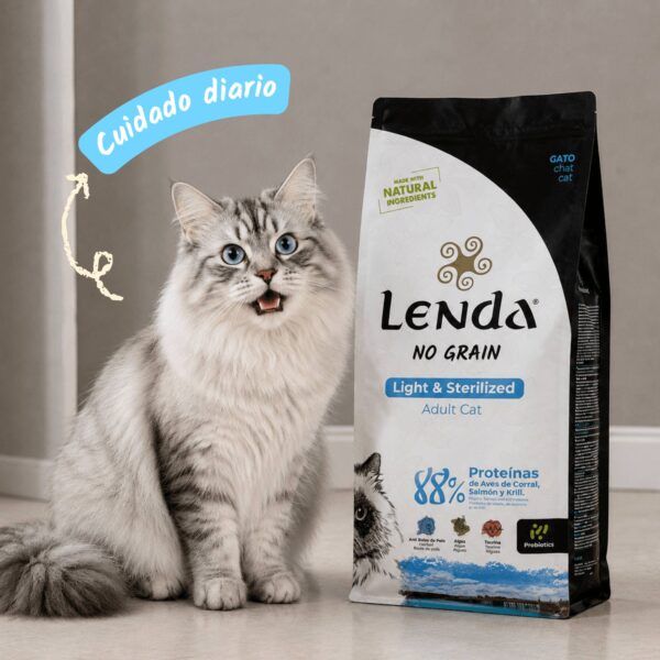 Gato junto al saco de pienso Lenda Light & Sterilized