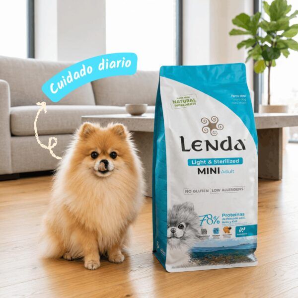 Pomerania junto al saco de pienso Lenda Mini Light & Sterilized