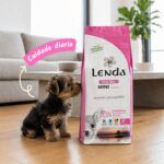 Cachorro de yorkshire junto al saco de Lenda Mini Puppy First Bites