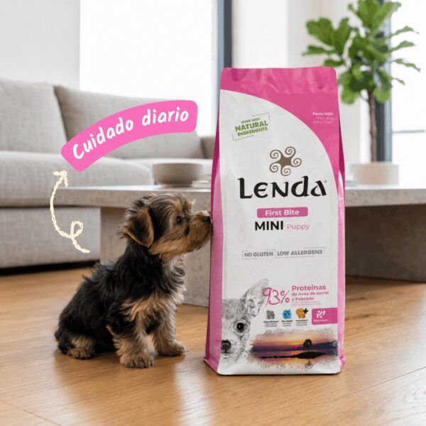 Cachorro de yorkshire junto al saco de Lenda Mini Puppy First Bites