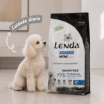 Caniche junto al saco de pienso Lenda Mini Skin & Coat