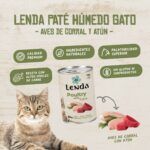 Gato atigrado junto a una lata de paté Lenda de aves de corral y atún