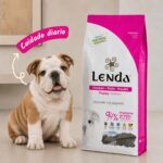 Cachorro de bulldog junto al saco de Lenda Puppy
