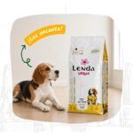 Perro junto al saco de Lenda Urban Farm Flavour Pollo, pienso natural sin trigo