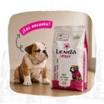 Cachorro junto al saco de Lenda Urban First Bites Puppy, pienso natural sin trigo