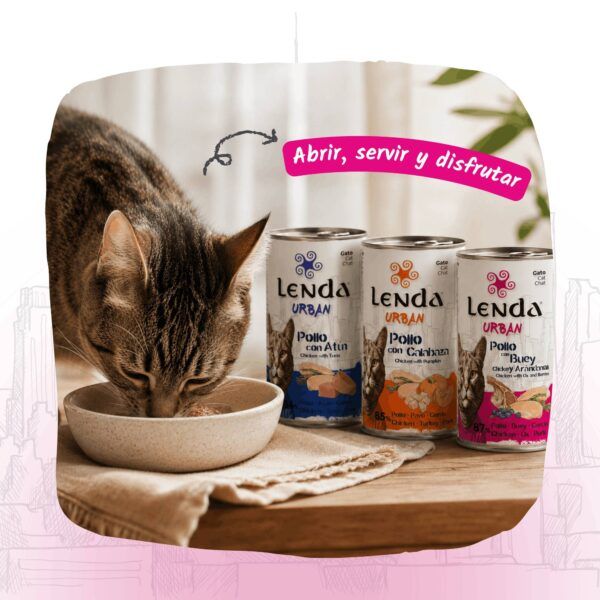 Gato comiendo paté Lenda Urban junto a varias latas de la gama