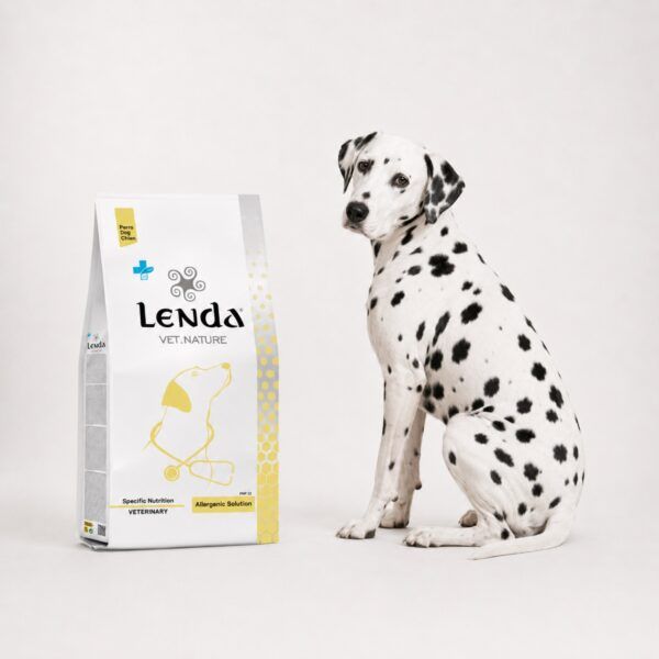 Dálmata junto al saco de Lenda Vet Nature Allergenic Solution, dieta de proteína hidrolizada