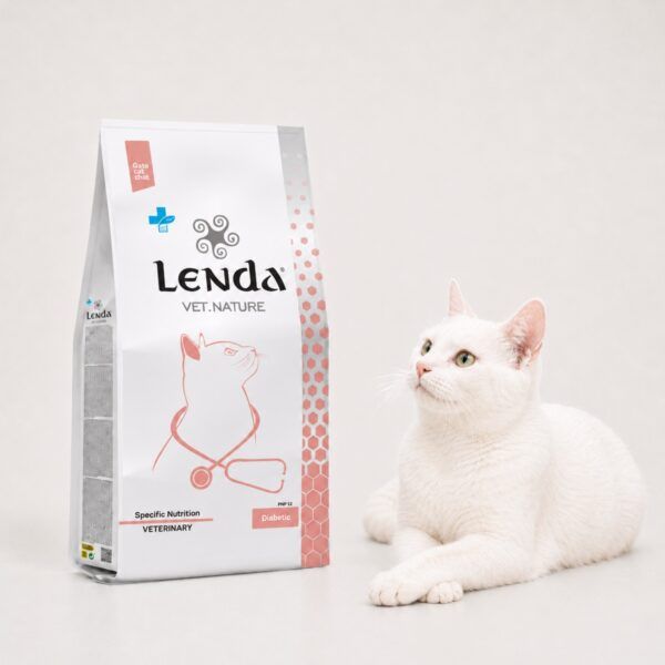 Gato blanco junto al saco de Lenda Vet Nature Diabetic, dieta para gatos diabéticos