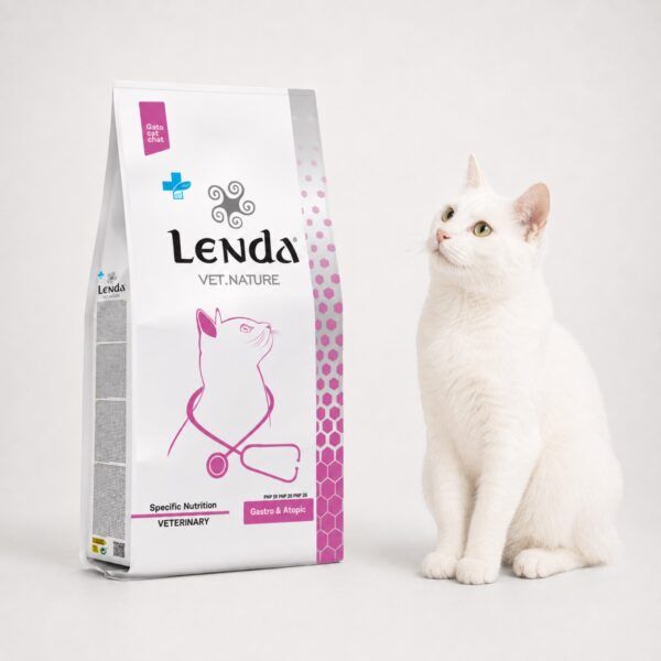 Gato blanco junto al saco de Lenda Vet Nature Gastro & Atopic, dieta gastrointestinal felina