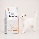 Gato blanco junto al saco de Lenda Vet Nature Slimming & Sterilized, dieta de control de peso