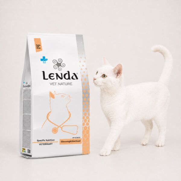Gato blanco junto al saco de Lenda Vet Nature Slimming & Sterilized, dieta de control de peso